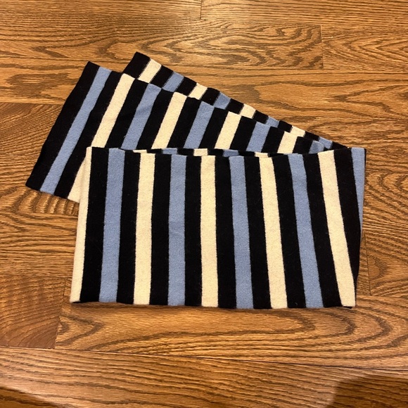 Burberry scarf | 100% wool | Blue and white striped - Picture 4 of 4